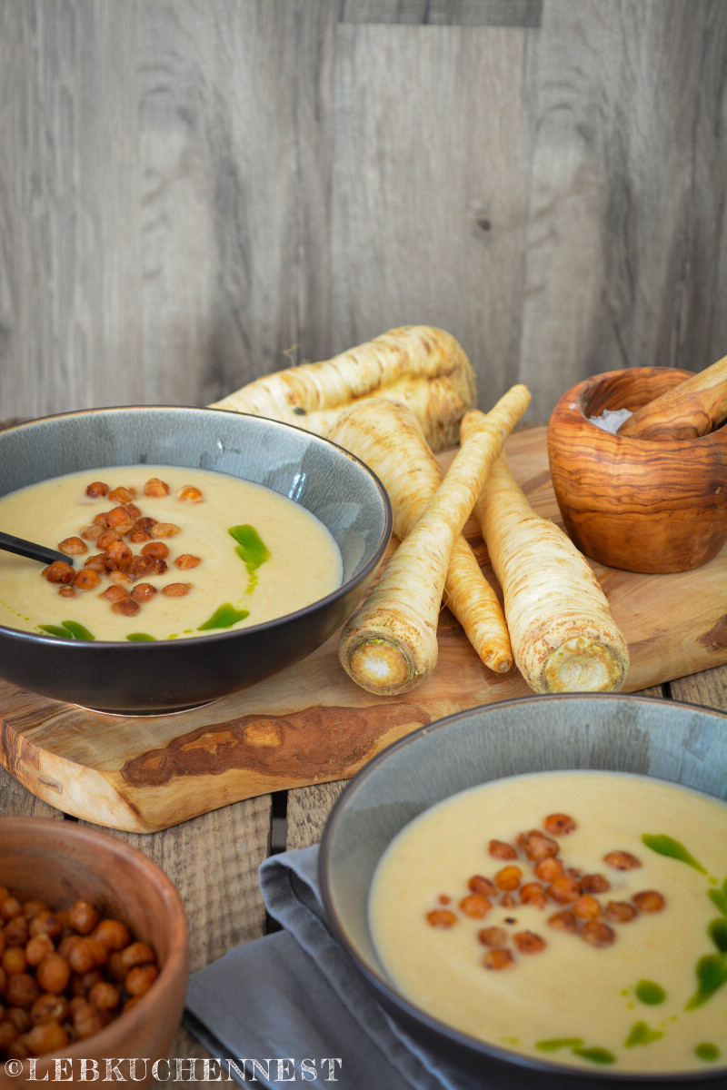 Pastinakencremesuppe mit gerösteten Kichererbsen und Brunnenkresseöl ...