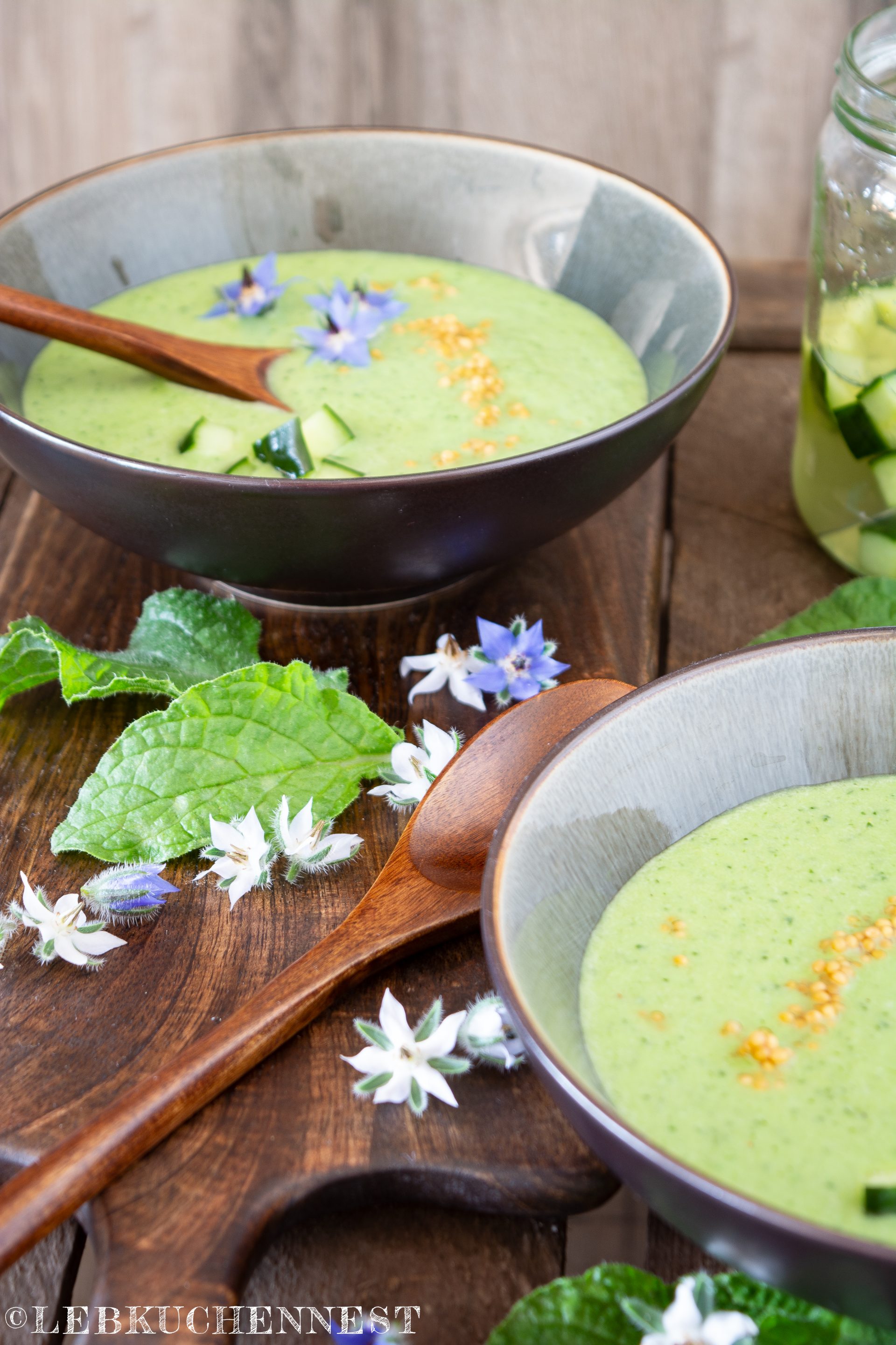 Gurkengazpacho mit blitzschnellen Gurkenpickles und scharfen ...
