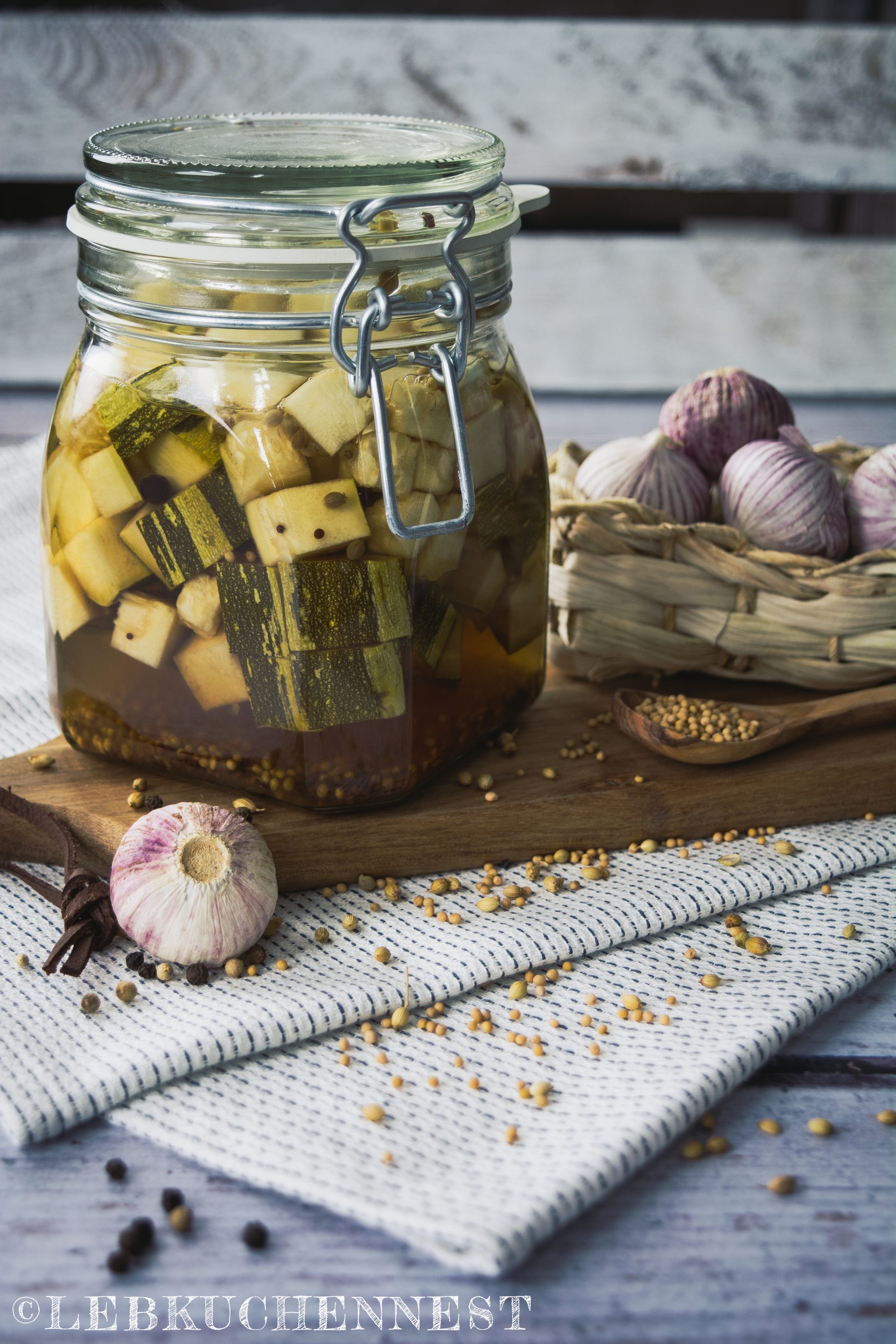 Zucchini im Aquavidsud, Bread &amp; Butter Pickles und eingelegte grüne ...