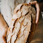 Sauerteigbrot frisch aus dem Ofen