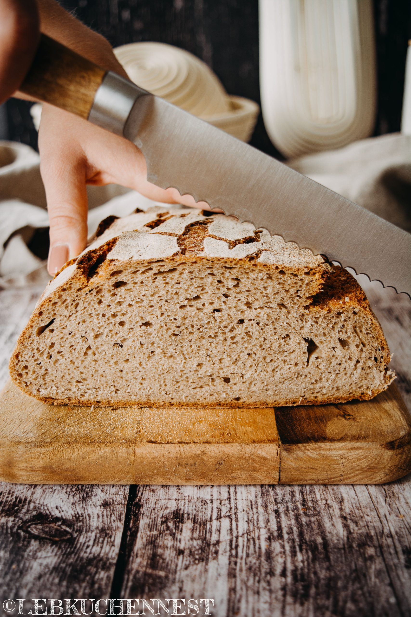 Roggensauerteigbrot schneiden - Nahaufnahme