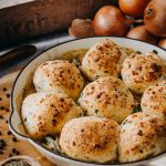 Käse-Germknödel auf gebackene grünen Speckbohnen - All you need is Knödel