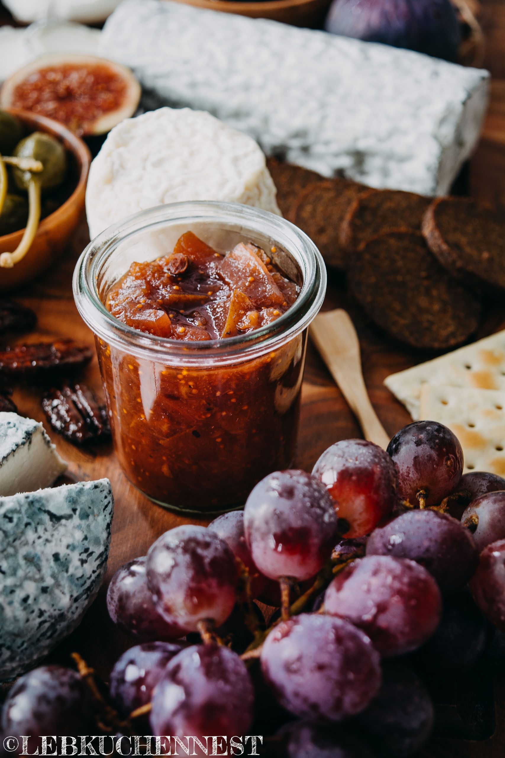 Käseplatte aus Ziegenkäse mit Chutney