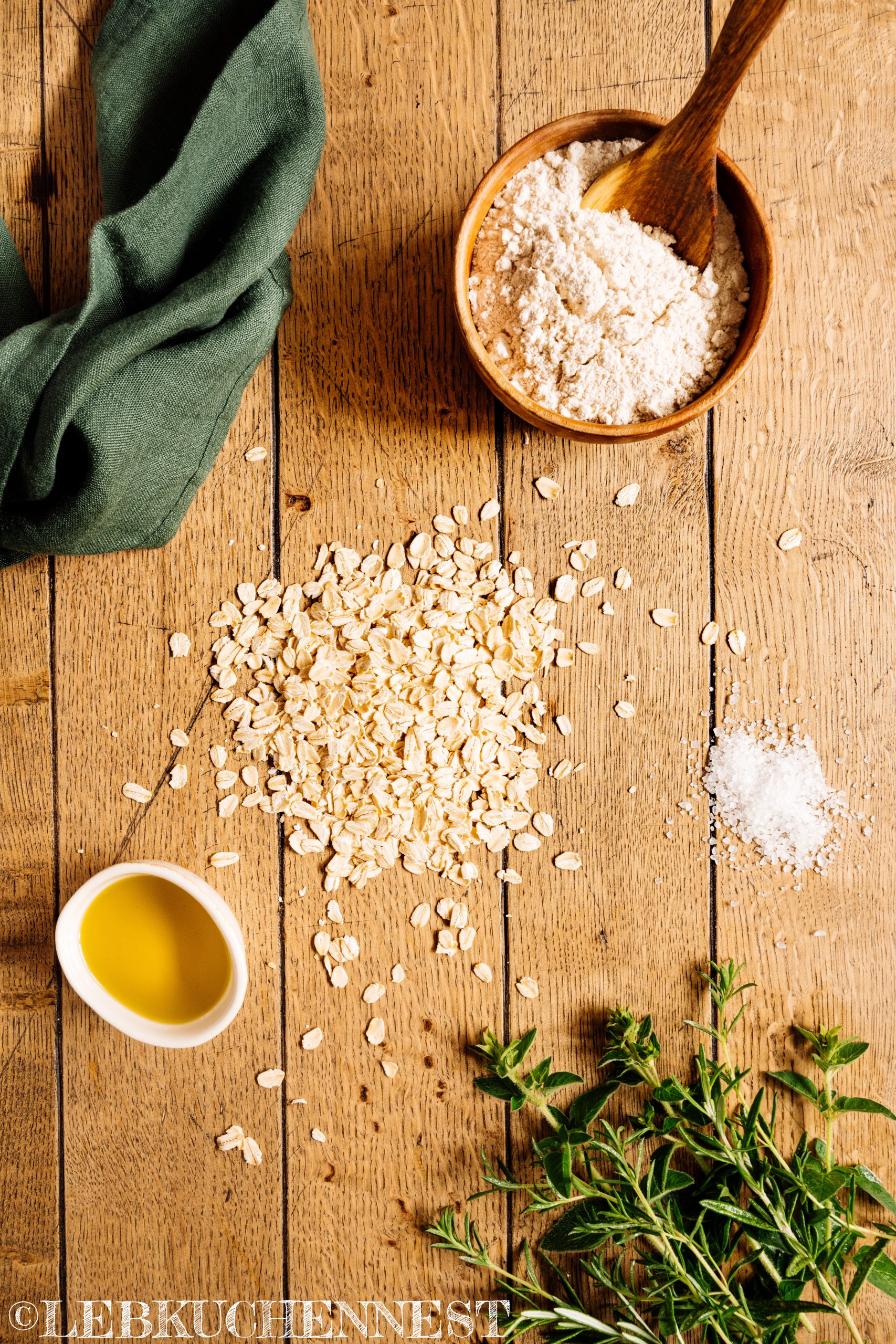 Zutaten für die Cracker: Hafermehl, Olivenöl, mediterrane Kräuter