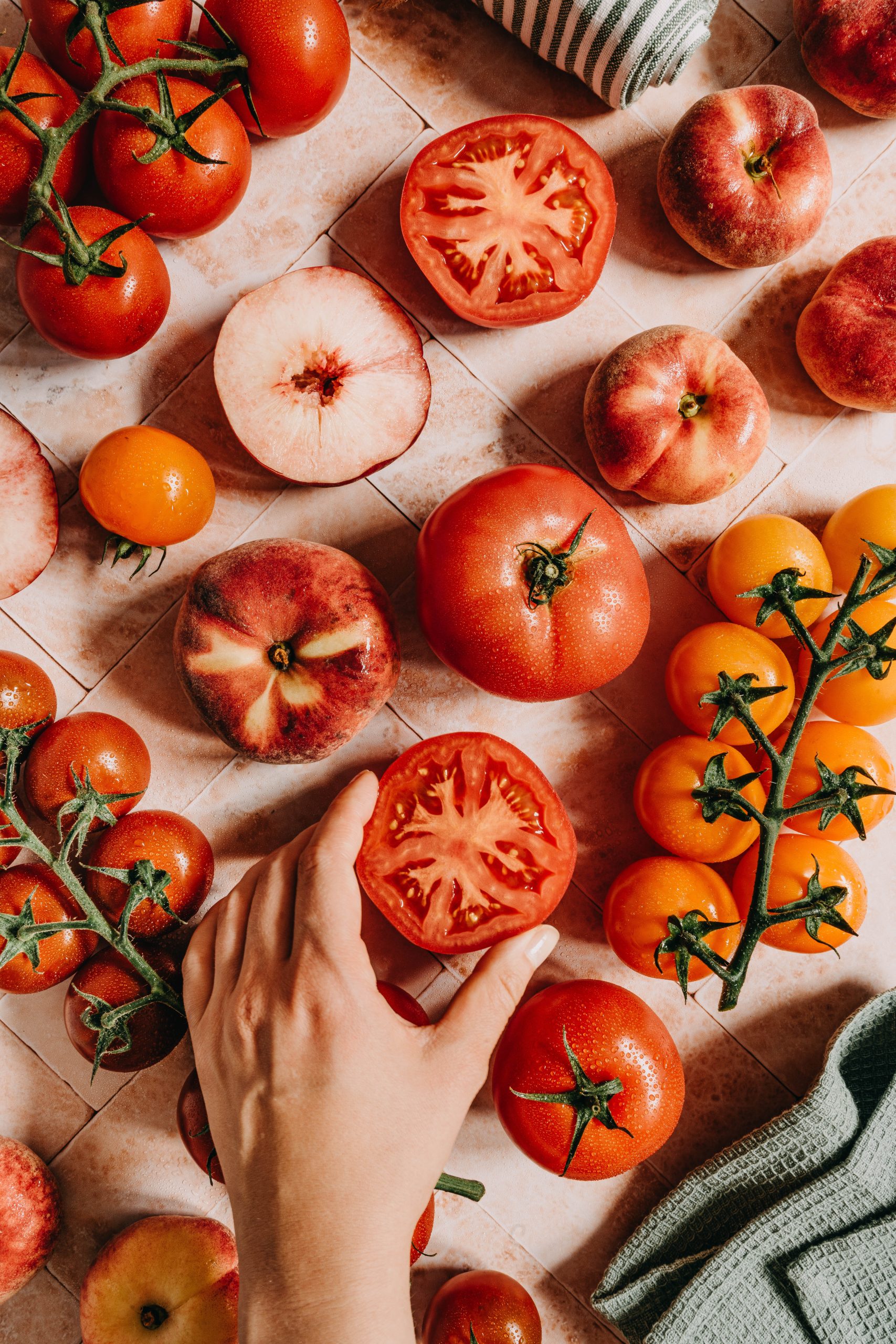 Tomaten und Plattpfirsiche in einem Gericht kombiniert